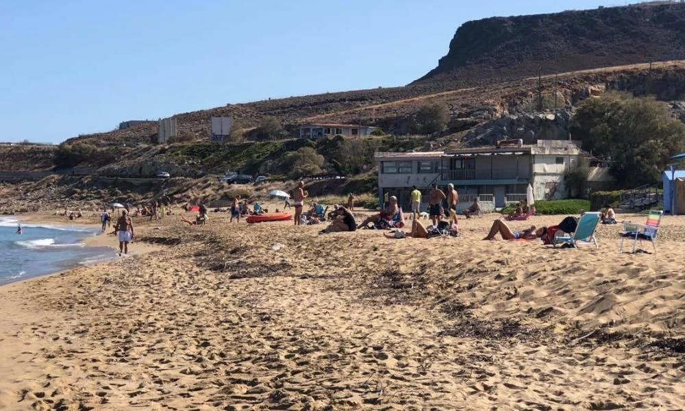 Καλοκαίρι ξανά: Τα μπάνια... συνεχίζονται για πολύ κόσμο στις παραλίες